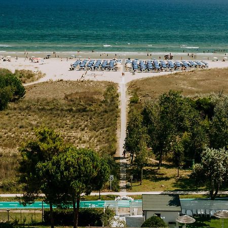 Hotel Holiday Васто Екстериор снимка