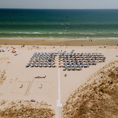 Hotel Holiday Васто Екстериор снимка