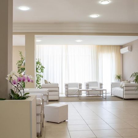Hotel Holiday Васто Екстериор снимка