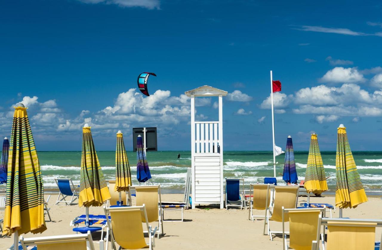 Hotel Holiday Васто Екстериор снимка