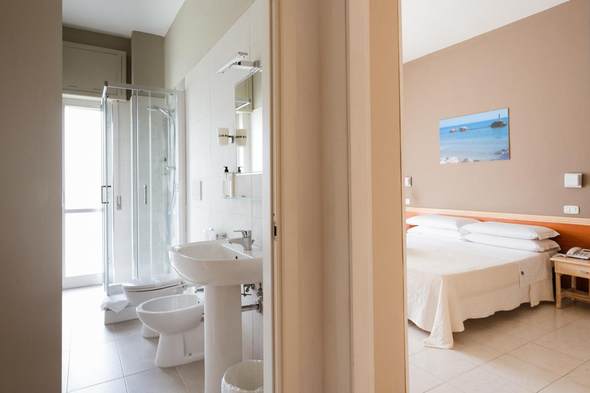 Hotel Holiday Васто Екстериор снимка