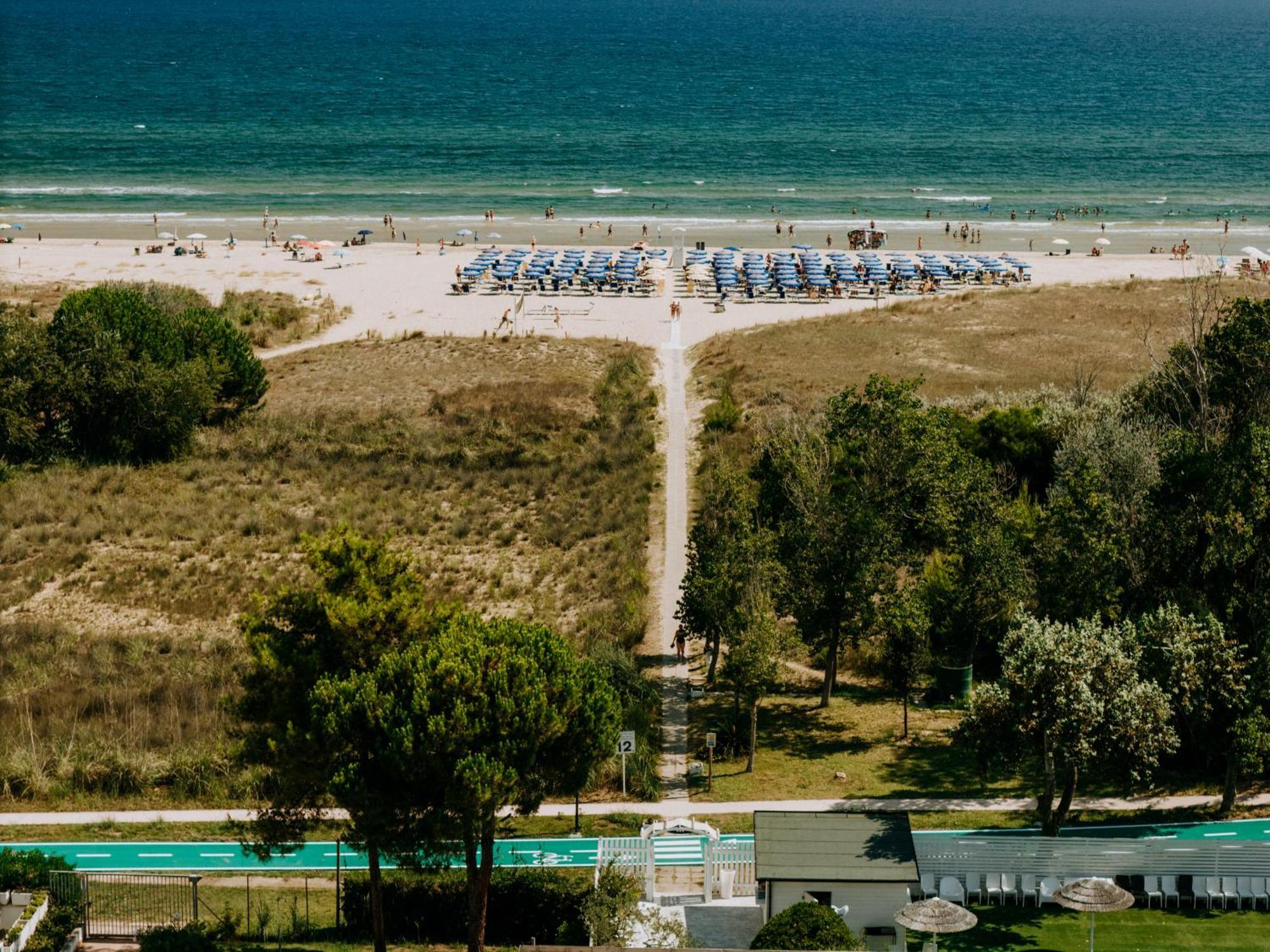 Hotel Holiday Васто Екстериор снимка