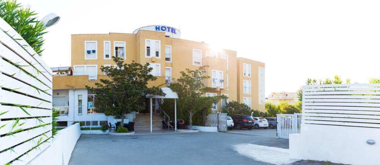 Hotel Holiday Васто Екстериор снимка