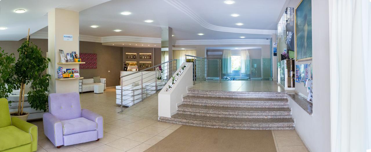 Hotel Holiday Васто Екстериор снимка